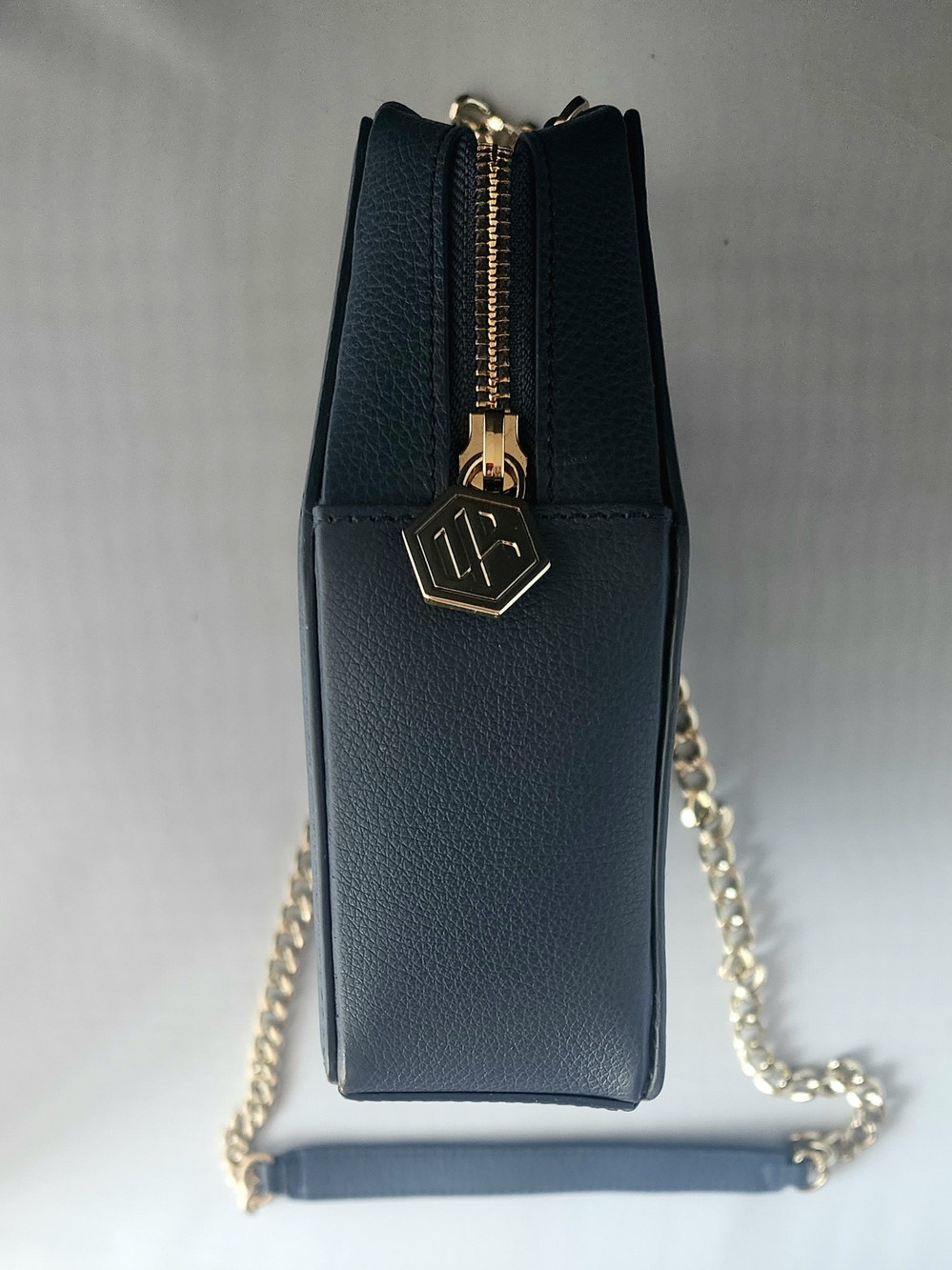 BEE & KIN 'SIDEKICK' Blue Hexagon Crossbody with Gold Chain Strap - Picture 3 of 8